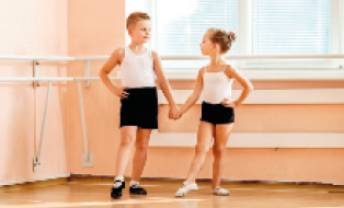 IMAGEM: Um menino e uma menina fazem uma aula de balé. FIM DA IMAGEM.