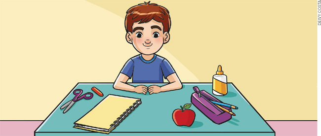 IMAGEM: um menino está sentado de frente para o observador, com os braços apoiados sobre a mesa. à direita do ponto de vista do aluno, estão uma tesoura, uma borracha e um caderno. à esquerda do ponto de vista do aluno, estão uma cola, um estojo com lápis coloridos e uma maçã. FIM DA IMAGEM.