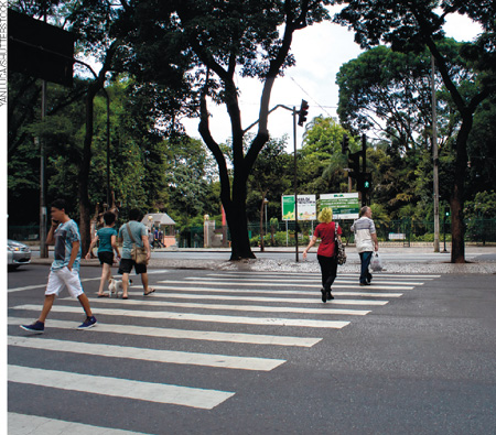 IMAGEM: semáforo para pedestres com duas ilustrações na vertical. a primeira, em vermelho, representa uma pessoa parada e indica pare. a segunda, em verde, representa uma pessoa andando e indica siga. FIM DA IMAGEM.