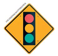 IMAGEM: placa de sinalização com o formato de um losango, com a representação de um semáforo indicando as cores vermelha, amarela e verde. FIM DA IMAGEM.