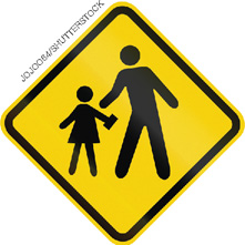 IMAGEM: placa de sinalização com o formato de um losango, com a representação de um adulto e uma criança. FIM DA IMAGEM.