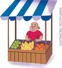IMAGEM: um homem atrás de uma barraca com frutas e verduras expostas. FIM DA IMAGEM.