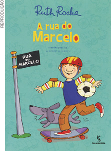 IMAGEM: reprodução da capa do livro a rua do marcelo. nela, está ilustrado um garoto andando de skate, enquanto segura uma bola embaixo do braço. FIM DA IMAGEM.