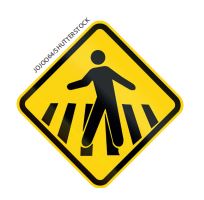 IMAGEM: placa de sinalização com o formato de um losango, com a representação de uma pessoa atravessam na faixa de pedestres. FIM DA IMAGEM.