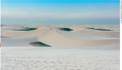 IMAGEM: paisagem cheia de dunas de areia com pequenas piscinas entre elas. FIM DA IMAGEM.
