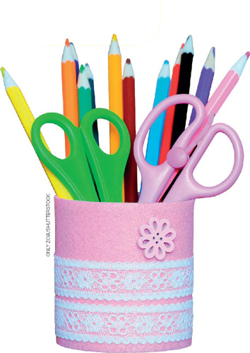 IMAGEM: lápis de cor e tesouras dentro de porta-lápis feito de latinha e enfeitado com papel rosa e fita de renda. FIM DA IMAGEM.
