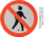 IMAGEM: placa circular contornada de vermelho mostrando uma pessoa andando. um risco vermelho cruzando a placa indica proibição. FIM DA IMAGEM.