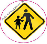 IMAGEM: placa amarela em formato de losango mostrando uma criança andando ao lado de um adulto. professor: a placa está circulada. FIM DA IMAGEM.