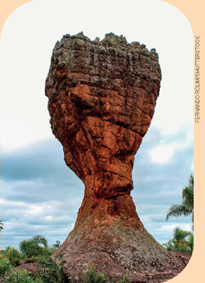 IMAGEM: rocha esculpida no formato de uma taça, com uma base bem fina e um topo maior. FIM DA IMAGEM.
