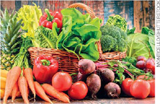 IMAGEM: diversas frutas, legumes e verduras como abacaxi, cenoura, tomate, pimentão, alface e brócolis. FIM DA IMAGEM.