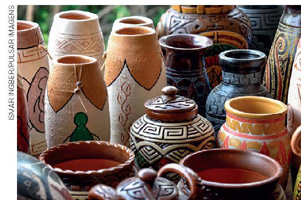 IMAGEM: vasos de argila de diferentes tamanhos e cores. os vasos são enfeitados com desenhos e formas. FIM DA IMAGEM.