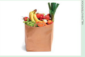 IMAGEM: frutas e vegetais em um saco de papel. FIM DA IMAGEM.