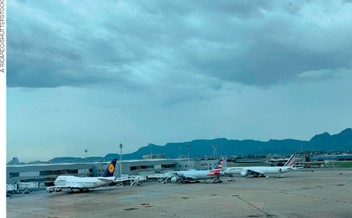 IMAGEM: diversos aviões estão estacionados na pista de um aeroporto. FIM DA IMAGEM.