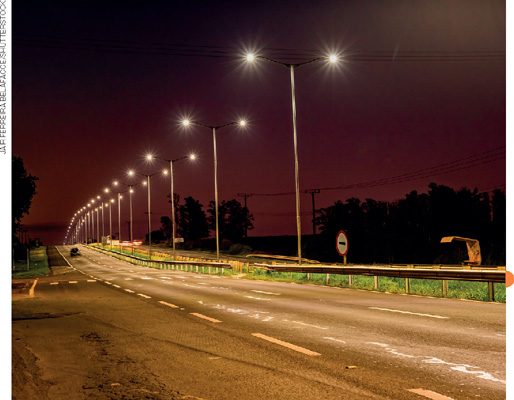 IMAGEM: trecho de uma rodovia com iluminação elétrica à noite. FIM DA IMAGEM.