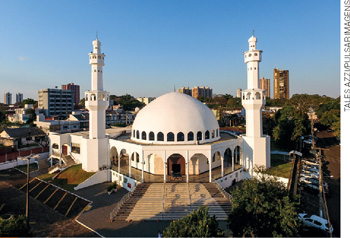 IMAGEM: vista aérea de uma mesquita, construção com uma grande abóbada, arcos e torres. FIM DA IMAGEM.