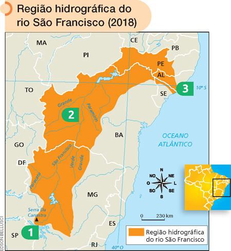 IMAGEM: mapa da região hidrográfica do rio são francisco em 2018. uma legenda em cor mostra a região hidrográfica do rio são francisco no mapa. estão numerados: 1. nascente; 2. afluentes; 3. foz. ele nasce em minas gerais na serra da canastra, passa pela bahia, pernambuco, e desemboca no oceano atlântico na divisa dos estados de alagoas e sergipe. um mapa em detalhe mostra a localização do brasil no planisfério. FIM DA IMAGEM.