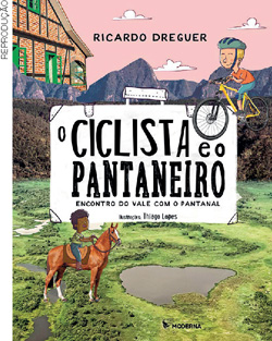 IMAGEM: reprodução da capa do livro o ciclista e o pantaneiro, com um menino montado em uma bicicleta com capacete, e um garoto montado em um cavalo no pantanal. FIM DA IMAGEM.