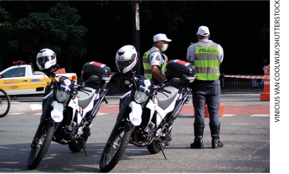 IMAGEM: b. policiais em motocicletas. FIM DA IMAGEM.