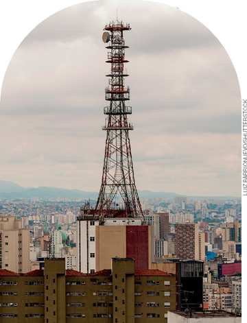 IMAGEM: uma antena grande de comunicação no alto de um edifício na cidade de são paulo. FIM DA IMAGEM.