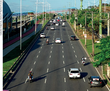 IMAGEM: vista de uma auto pista com tráfego intenso de carros e motocicletas. FIM DA IMAGEM.