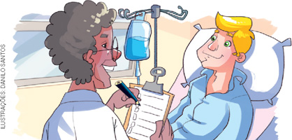 IMAGEM: Um profissional de saúde visita um doente em um leito de hospital. FIM DA IMAGEM.