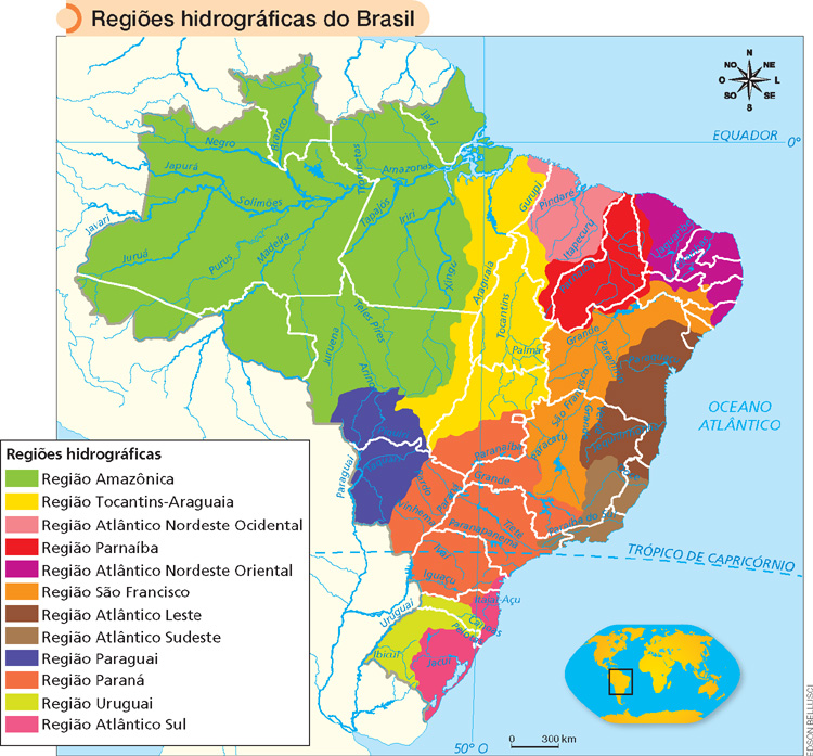 IMAGEM: mapa das regiões hidrográficas do brasil com as doze regiões assinaladas. são elas: 1. região amazônica: está presente no acre, amazonas, roraima, rondônia, mato grosso, pará e amapá. 2. região tocantins-araguaia: está em goiás, mato grosso, pará, maranhão e distrito federal. 3. região atlântico nordeste ocidental: está presente no maranhão e leste do pará. 4. região parnaíba: abrange o piauí, parte do maranhão e uma pequena área do ceará. 5. região são francisco: nasce no estado de minas gerais, passa pela bahia e alguns estados da região nordeste. 6. região paraguai: nos estados de mato grosso e mato grosso do sul. 7. região paraná: minas gerais, goiás, mato grosso do sul, são paulo, paraná, santa catarina e o distrito federal. 8. região atlântico sudeste: espírito santo, minas gerais, rio de janeiro, são paulo e o litoral do paraná. 9. região uruguai: rio grande do sul e sudeste de santa catarina. 10. região atlântico nordeste oriental: está localizada na maioria dos estados da região nordeste. 11. região atlântico leste: sergipe, leste da bahia, nordeste de minas gerais e norte do espírito santo. 12. região atlântico sul: rio grande do sul e santa catarina. um mapa em detalhe mostra a localização do brasil no planisfério. FIM DA IMAGEM.