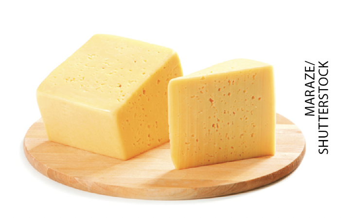 IMAGEM: b. pedaços de queijo em uma tábua. FIM DA IMAGEM.
