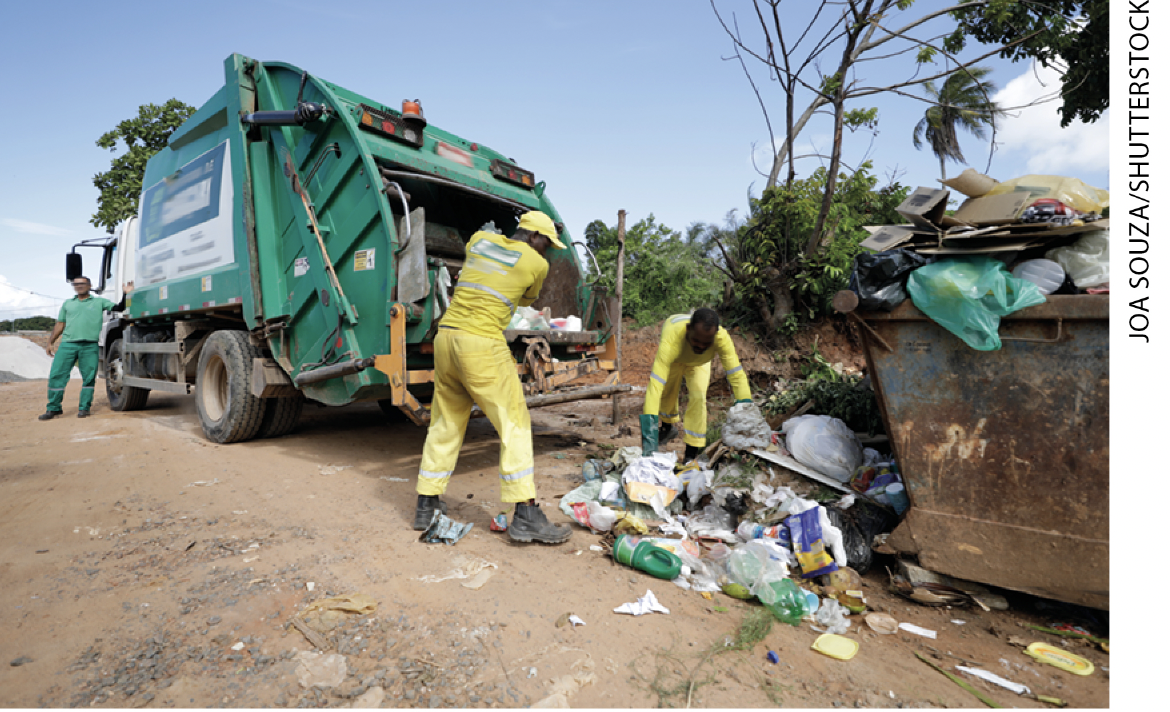 IMAGEM: d. profissionais da limpeza recolhem o lixo de uma caçamba para um caminhão. FIM DA IMAGEM.