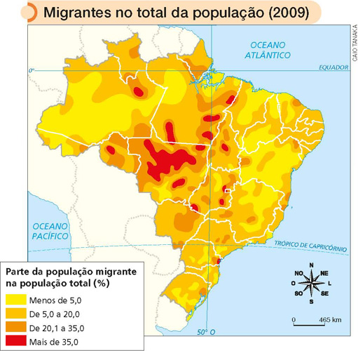 IMAGEM: mapa apresenta a quantidade de migrantes no total da população do brasil em 2009. uma rosa dos ventos mostra as direções cardeais. a escala do mapa é de cerca de uma polegada correspondendo a 465 quilômetros. manchas coloridas representam parte da população migrante na população total, em porcentagem. a região nordeste a taxa de população migrante nas regiões litorâneas é de 5 a 20 por cento e de menos de 5 por cento em regiões interioranas. também são indicadas áreas menores, com 20 vírgula 1 a 35 por cento de migrantes nessa região. na região norte, a taxa de migrantes varia em diferentes áreas dos estados. há localidades com menos de 5 por cento de migrantes; outras com população migrante entre 5 e 20 por cento; outras com taxa entre 20,1 e 35 por cento; e um pequeno local com mais de 35 por cento de migrantes. na região centro-oeste, a maior parte da população migrante na população total é de acima de 35 por cento. em algumas áreas, 20,1 a 35 por cento; 5 a 20 por cento; e uma pequena localidade com menos de 5 por cento. nas regiões sul e sudeste, há áreas com parte da população migrante de 20,1 a 35 por cento, mas a maior taxa é de 5 a 20 por cento, tendo algumas áreas menos de 5 por cento da população migrante. no litoral de santa catarina, mais de 35 por cento da população é migrante. peça ajuda ao seu professor. FIM DA IMAGEM.