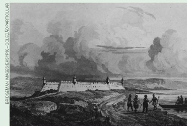 IMAGEM: o desenho antigo forte do rio grande mostra uma construção ampla sobre uma rocha próxima do mar. homens observam o forte. FIM DA IMAGEM.