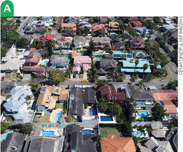 IMAGEM: a. vista aérea de um bairro com casas em condições precárias, construídas sobre plataformas de madeira em uma área alagada. FIM DA IMAGEM.