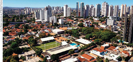IMAGEM: vista da cidade de goiânia, com campo de esportes, muitas casas, praças e prédios. FIM DA IMAGEM.