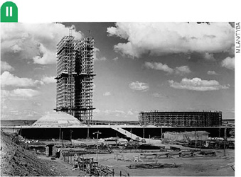 IMAGEM: 2. uma foto antiga mostra a construção dos edifícios do congresso nacional. FIM DA IMAGEM.