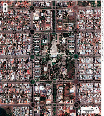 IMAGEM: vista de satélite, a cidade de tocantins, com quadras regulares que se ligam por rotatórias com vegetação. FIM DA IMAGEM.