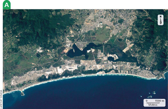 IMAGEM: a. uma imagem de satélite de 1964 mostra a orla da praia da barra da tijuca, com algumas construções urbanas, propriedades rurais e extensa área de vegetação. FIM DA IMAGEM.