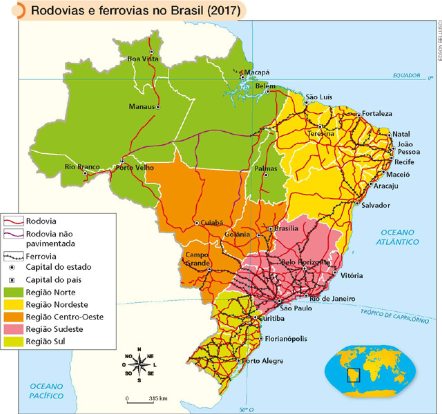 IMAGEM: rodovias e ferrovias no brasil em 2017. mapa com as divisões das cinco regiões do país e as capitais dos estados, apresenta as rodovias, pavimentadas e não pavimentadas, e ferrovias no brasil. uma rosa dos ventos indica as direções cardeais e colaterais. a escala é de cêrca de uma polegada correspondendo a 315 quilômetros. a maior quantidade de rodovias e ferrovias está nas regiões sudeste, sul e nordeste. as regiões sul e sudeste têm grandes extensões de rodovias e ferrovias. na região centro-oeste, há rodovias, uma rodovia não pavimentada e poucas ferrovias vindo do sudeste. no nordeste, há muitas rodovias e algumas ferrovias. na região norte, há poucas rodovias, poucas rodovias não pavimentadas e duas curtas ferrovias. peça ajuda a seu professor. FIM DA IMAGEM.