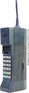 IMAGEM: um telefone celular antigo com antena, teclado e tela pequena. FIM DA IMAGEM.