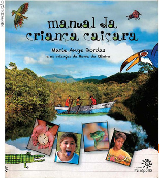 IMAGEM: reprodução da capa do livro: manual da criança caiçara, com quatro fotografias sobre a paisagem de um rio com uma canoa e três crianças dentro. FIM DA IMAGEM.