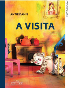 IMAGEM: reprodução da capa do livro: a visita, com a ilustração de uma menina agachada no chão de uma sala, procurando algo. FIM DA IMAGEM.