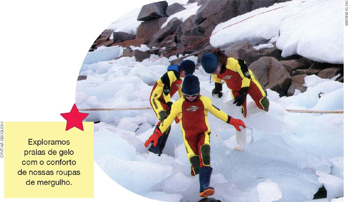 IMAGEM: três crianças com roupas de mergulho caminham com cuidado sobre blocos de gelo. FIM DA IMAGEM.