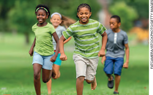IMAGEM: um grupo de crianças corre em um parque. FIM DA IMAGEM.