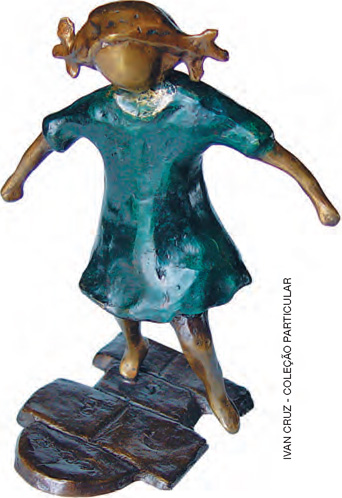 IMAGEM: reprodução da escultura pulando amarelinha. uma menina de vestido pula sobre uma amarelinha. FIM DA IMAGEM.