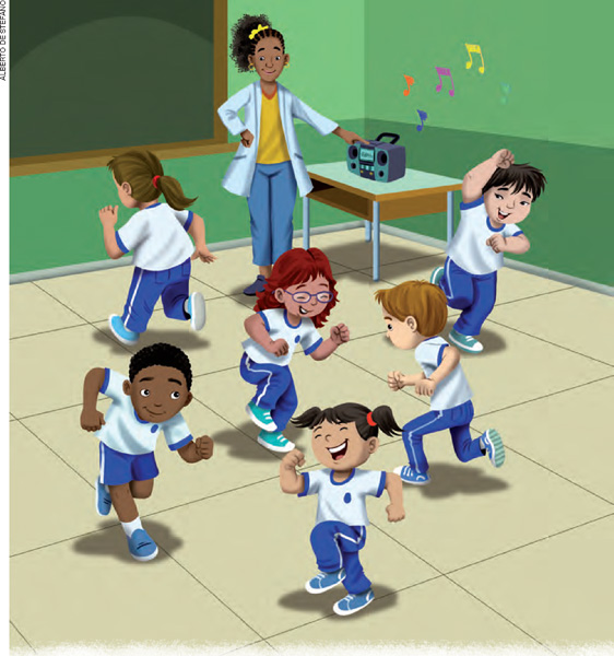 IMAGEM: um grupo de seis crianças dança em uma sala de aula. atrás dele, a professora mexe no rádio, de onde saem notas musicais. FIM DA IMAGEM.