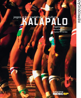 IMAGEM: reprodução da capa do livro jogos e brincadeiras na cultura kalapalo. ela mostra uma fotografia tirada dos ombros para baixo de um grupo de indígenas em fila. FIM DA IMAGEM.