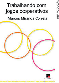 IMAGEM: reprodução da capa do livro trabalhando com jogos cooperativos, que mostra quatro círculos coloridos entrelaçados. FIM DA IMAGEM.