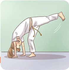 IMAGEM: uma capoeirista apoia as duas mãos no chão e levanta um dos pés para trás. FIM DA IMAGEM.