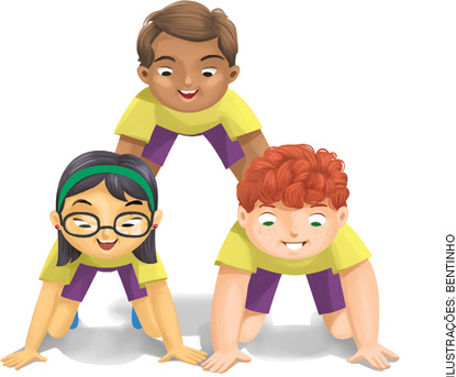 IMAGEM: três alunos realizam uma pirâmide humana. na base, um menino e uma menina estão lado a lado, com os joelhos e as mãos no chão e o corpo reto. outro menino se equilibra sobre eles, na mesma posição, apoiando os joelhos e as mãos nas costas de ambos. FIM DA IMAGEM.