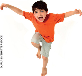 IMAGEM: um menino está de pé, com uma das pernas levantadas e o joelho flexionado. seus braços estão abertos e as mãos com os dedos curvados. FIM DA IMAGEM.