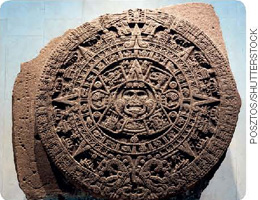 IMAGEM: calendário maia feito em um pedaço de rocha em formato circular com um sol no centro e traços como uma mandala. FIM DA IMAGEM.