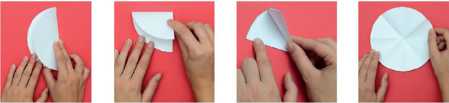 IMAGEM: sequência de quatro imagens : 1. duas mãos dobram um círculo de papel no meio. 2. mais uma dobra é feita, ao meio da anterior. 3. outra dobra é realizada, mais uma vez, ao meio da anterior. 4. o papel, em forma circular, é aberto com as marcas das dobraduras. FIM DA IMAGEM.